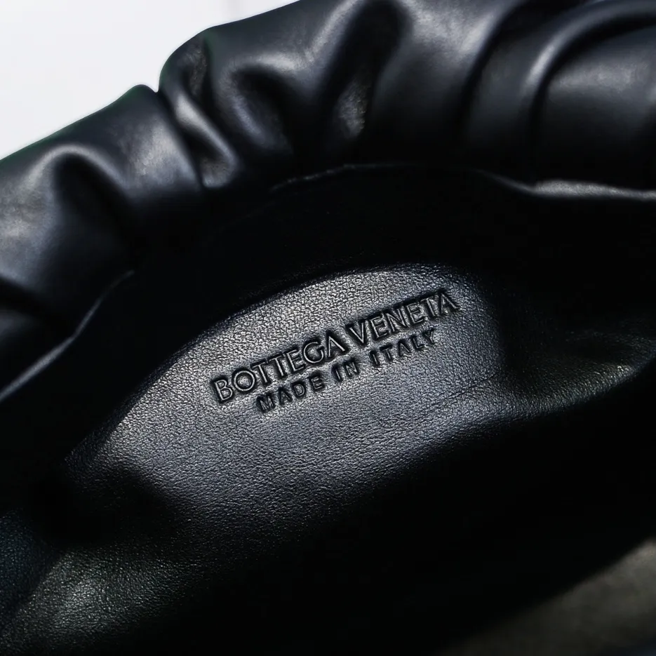 2020 new products will continue to upgrade the cloud bag to the вoттega veneтa chain cloud bag. It is still developed with imported original leather as standard. This hardware chain needs to be light on the upper body and can only be made of all-steel material. It is made of hollowed metal. You don’t have to worry about its weight. Major celebrity fashion bloggers have used it to attend fashion shows. Who can resist the charm of this large gold chain [smile] Style number: 6708# Size: 30*16*12